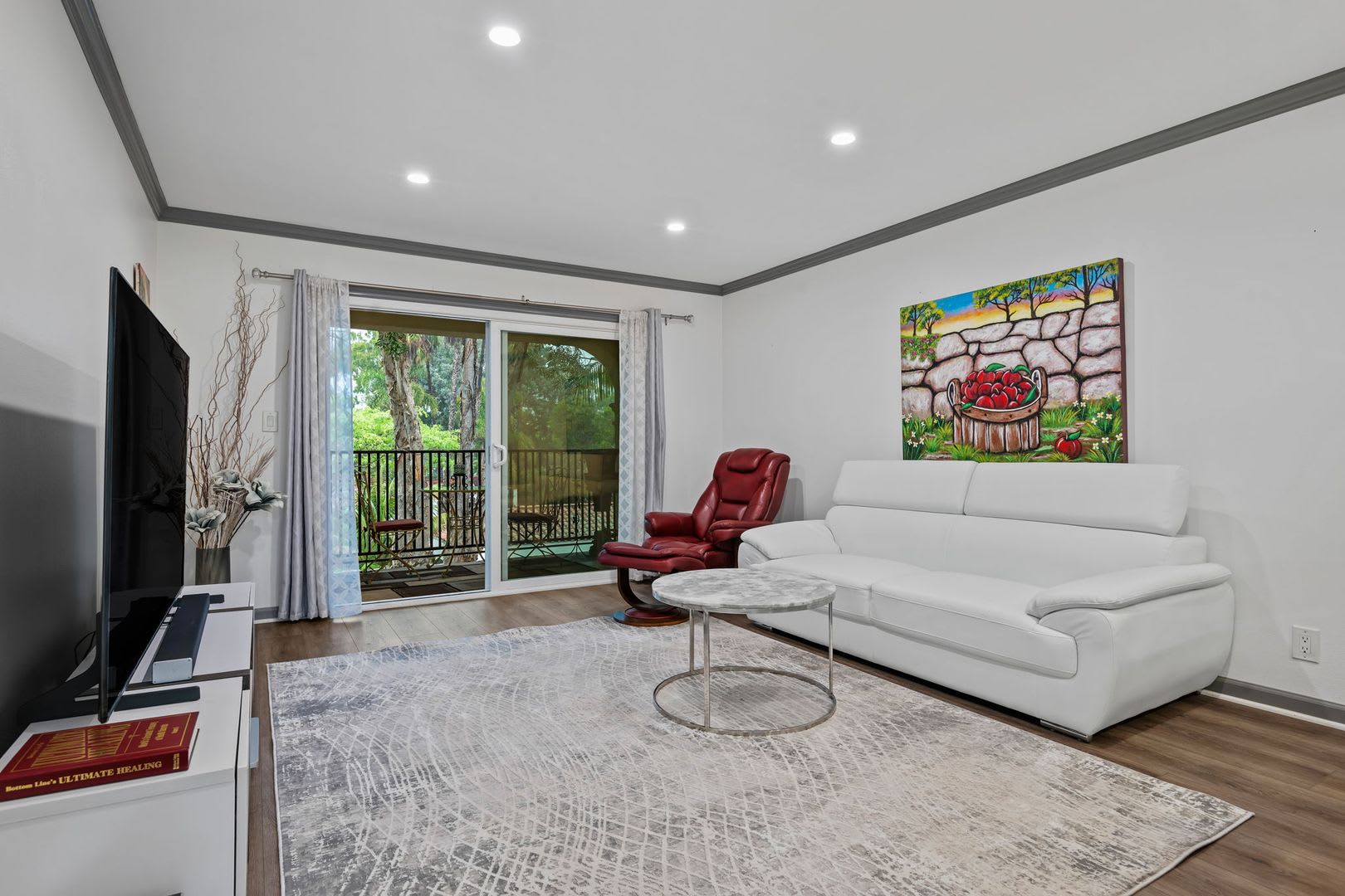 Fully Furnished 1BR/1BA – Top-Floor El Escorial Villa at East Beach – photo 4