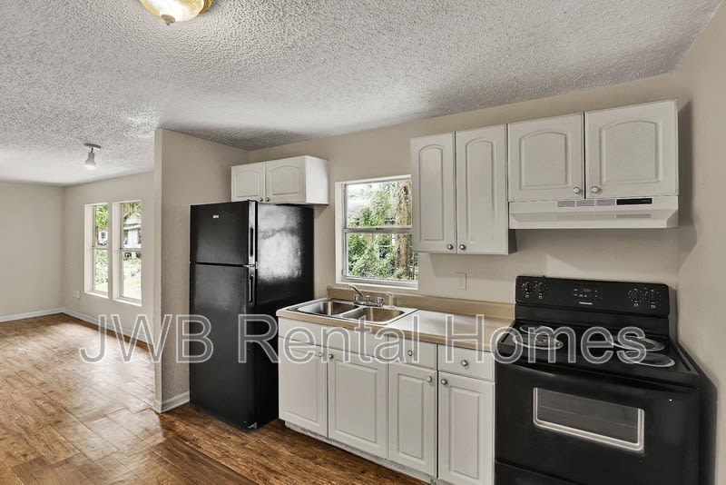 485 58th St W – photo 2