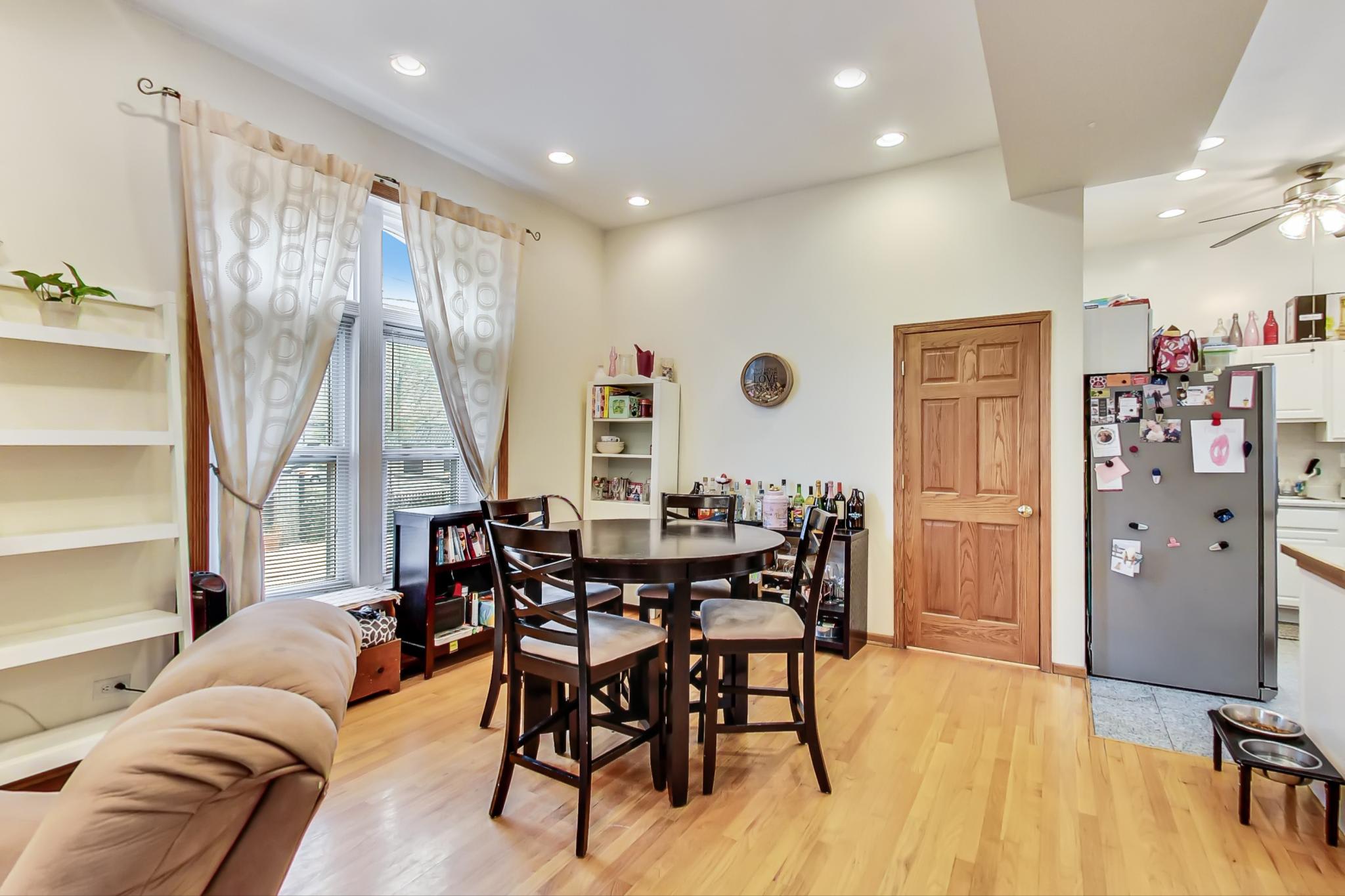 733 North Hoyne Avenue – photo 1