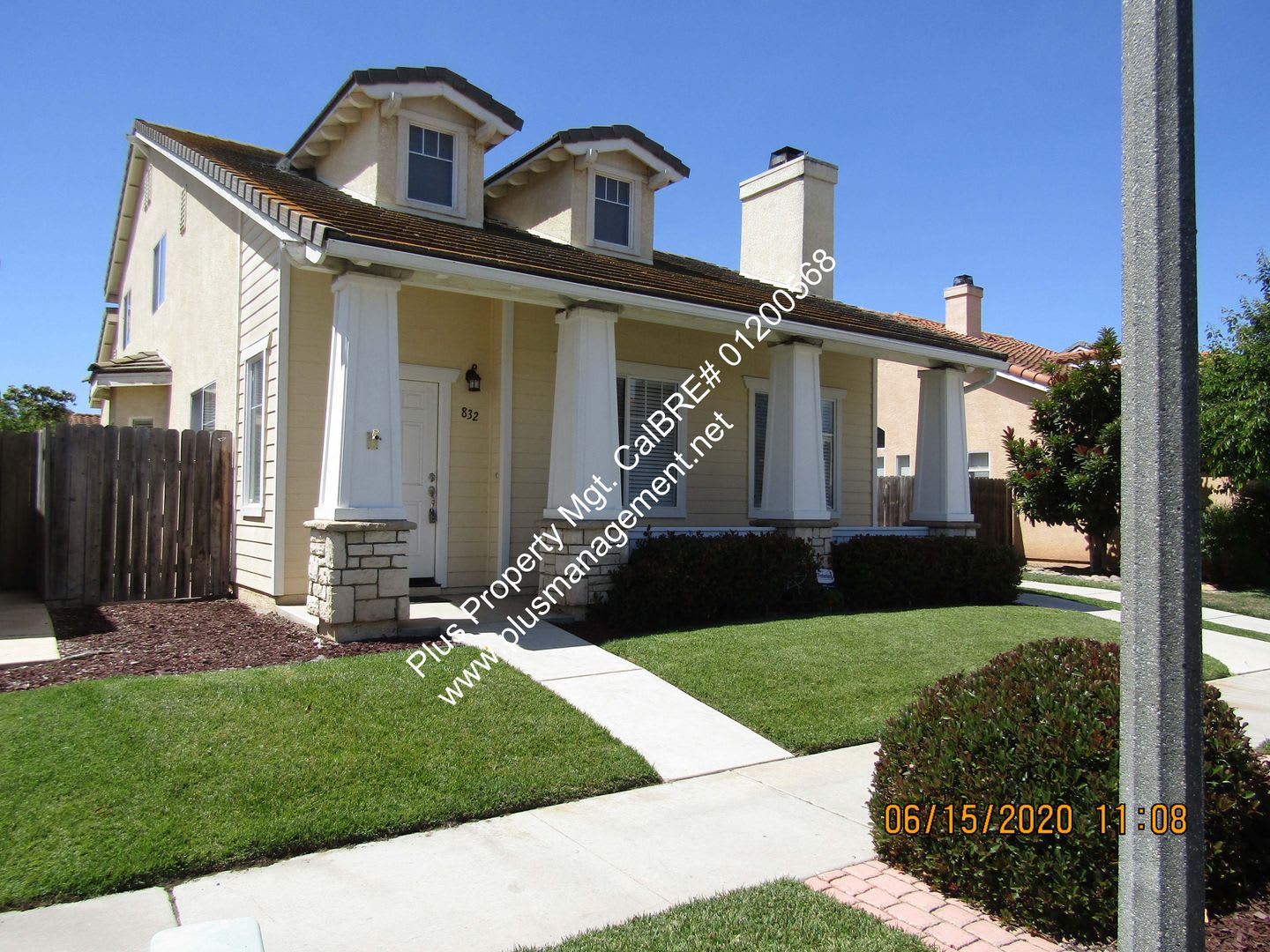 Large Two Story Home In Bradley Square Located Near Shopping 101 Frwy – photo 2