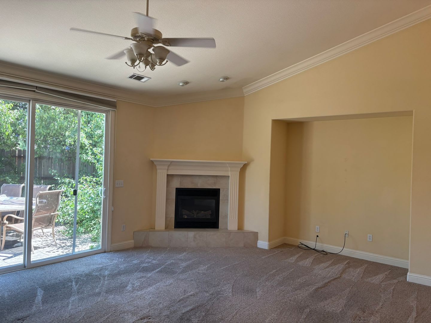 Spacious 1 950 Sq Ft Home With 3 Car Garage In Redding – photo 3