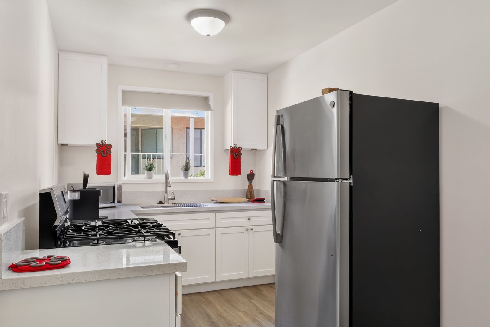 Charming 1 Bedroom Condo Just Blocks From The Beach – photo 4