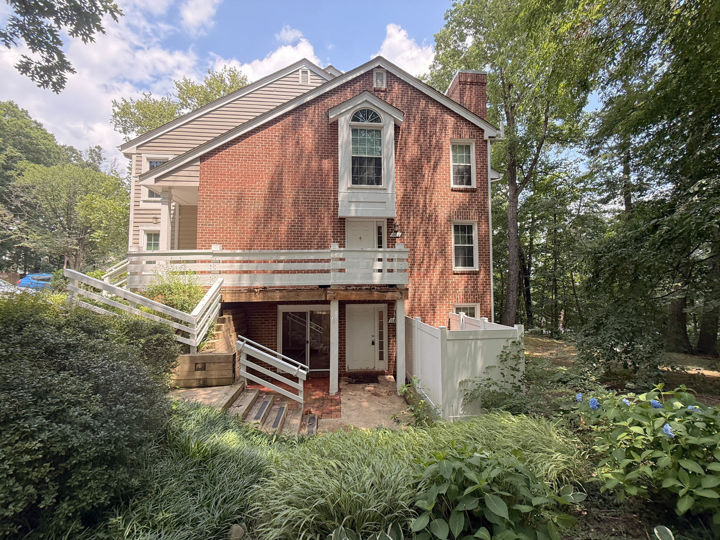 Spacious and Updated 1 bed + 1 BA Condo – photo 1