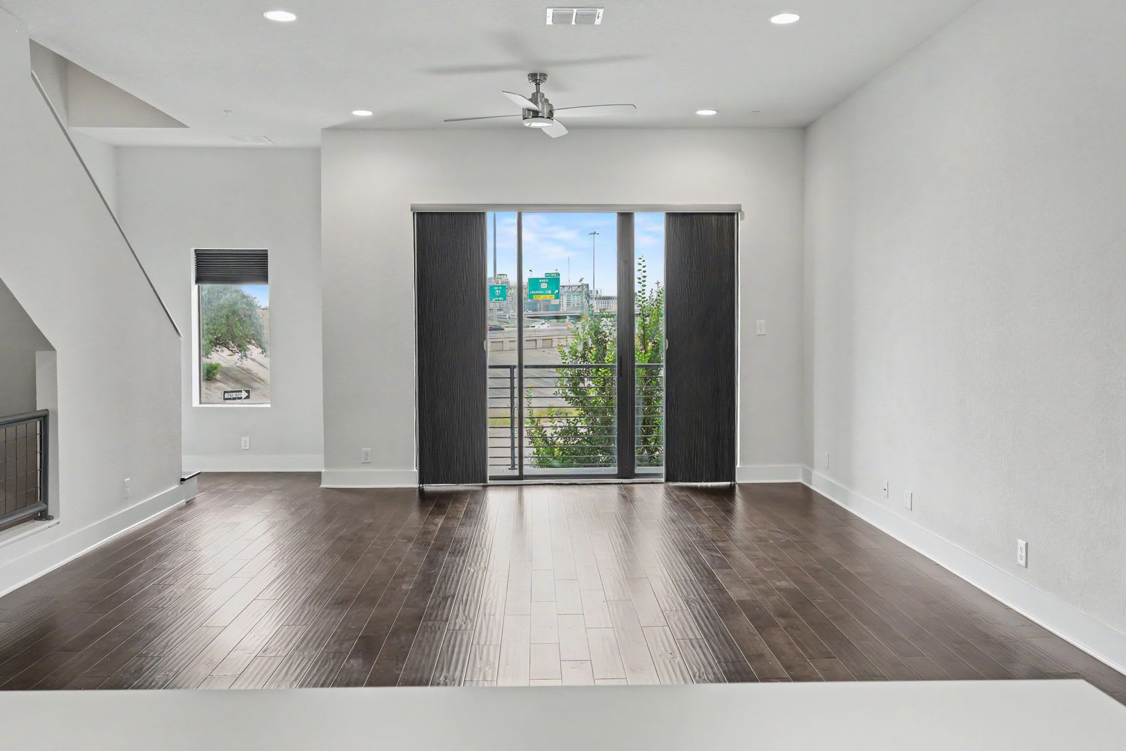 4 Week Free Move In Incentive Modern Downtown Sa Townhome Rooftop Balcony Private Garage All Appliances Included – photo 3