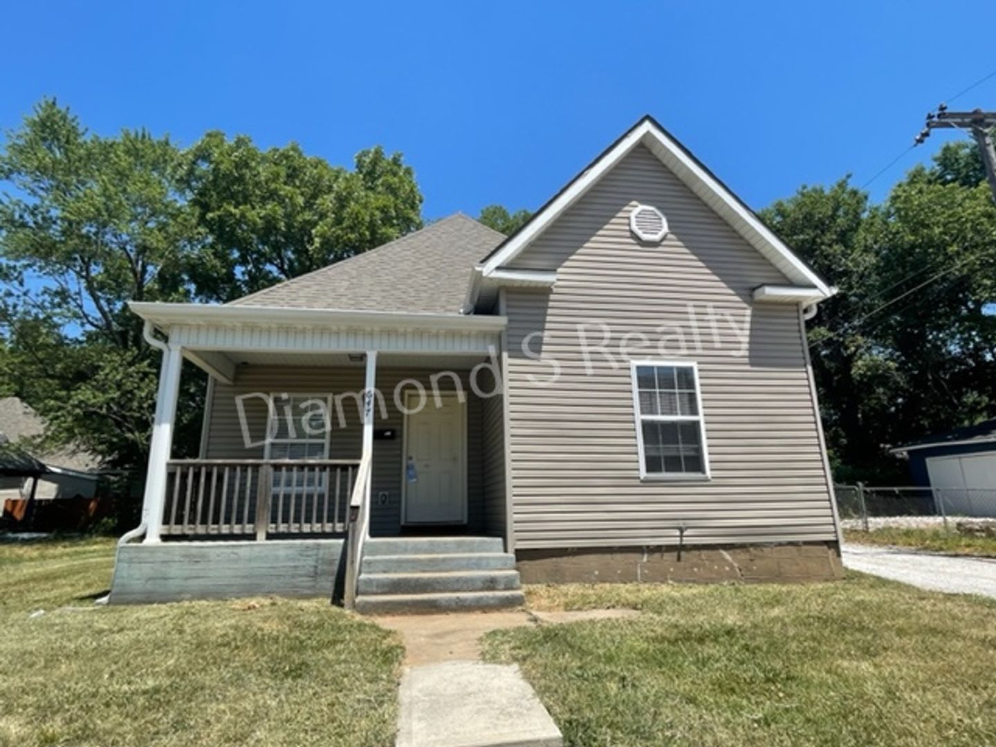 3 Bedrooms 1 Bath Cute And Charming Home Available Early May – photo 1