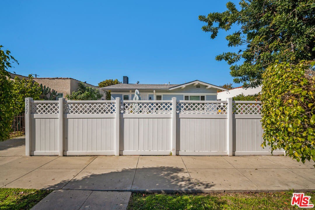 2227 Alsace Ave – photo 3