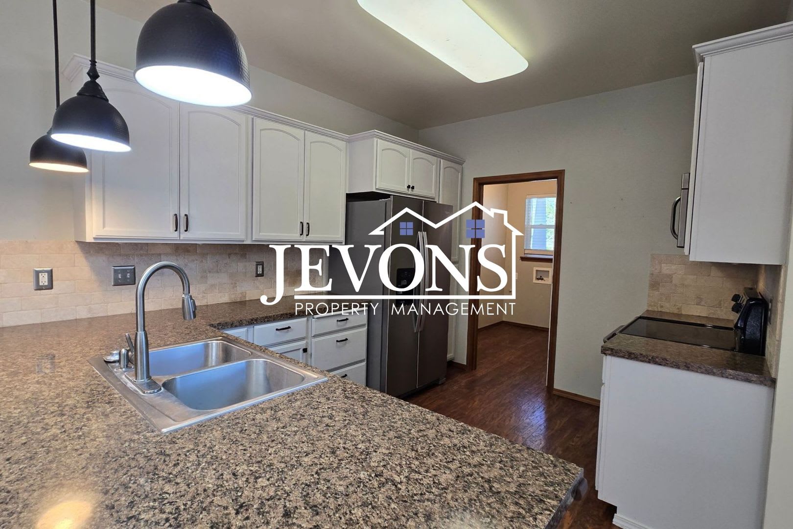 Spacious 3 Bed / 2.5 Bath Home in West Yakima with Large Bonus Room – Lawncare & Pest Control Included – photo 3