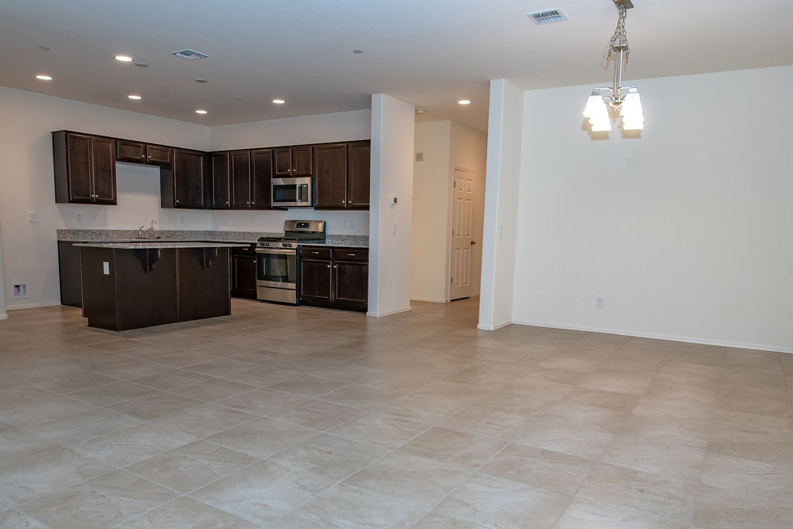 Spacious 4Bd 2Ba In Verrado – photo 5