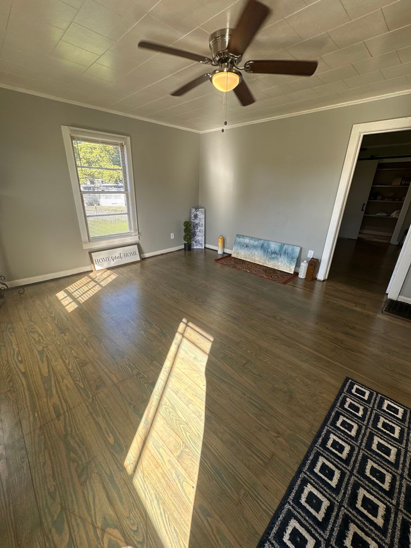 2 Bed House w/ Wooden floors, Large Front porch, Central HVAC & Huge yard! – photo 2