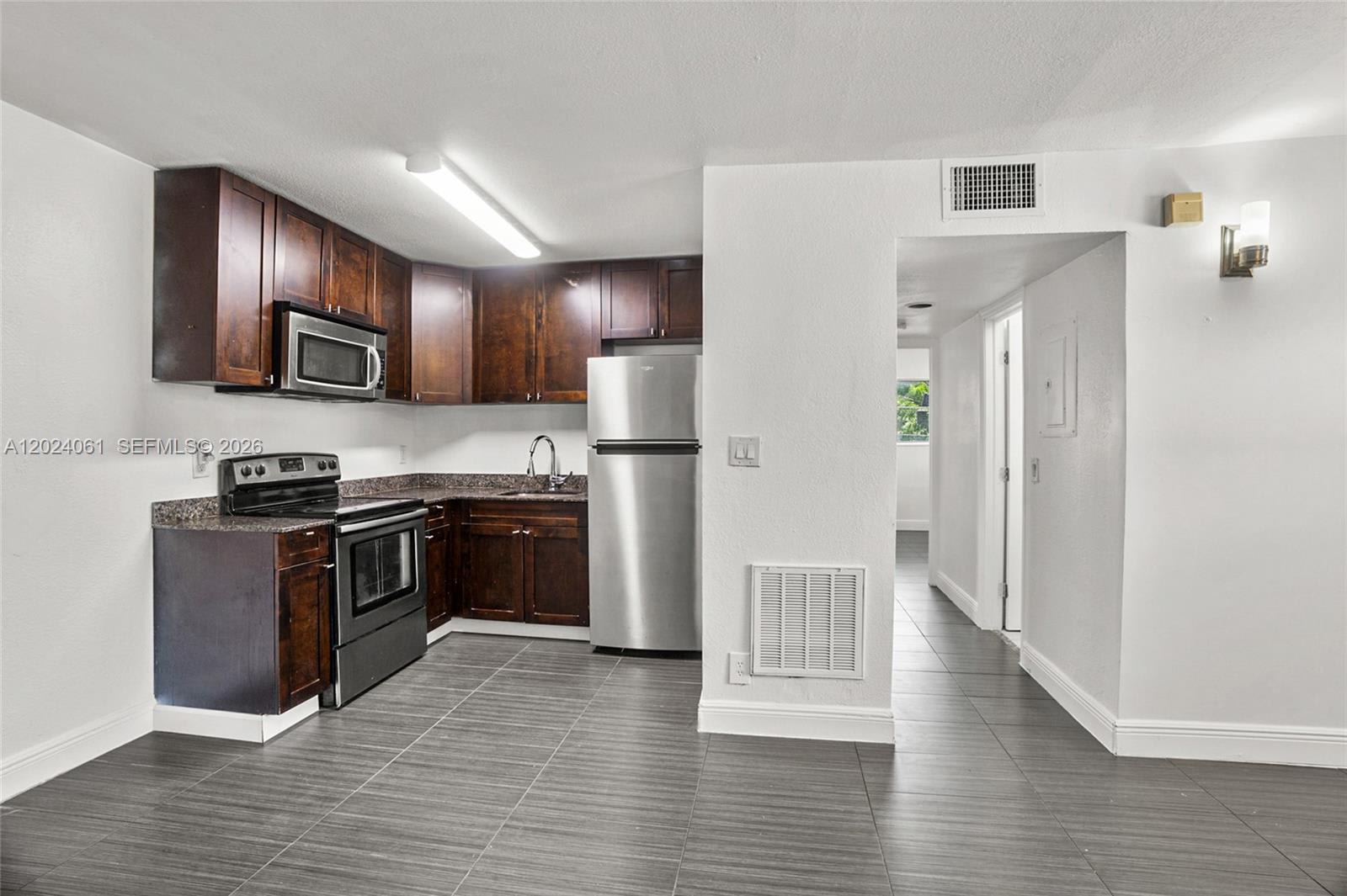 37 Sw 14th St – photo 1