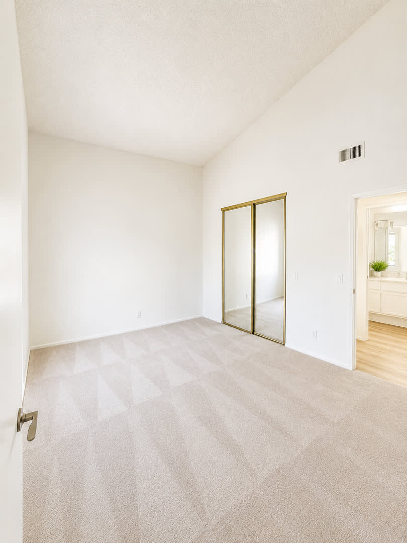 Bright Airy 1 Bedroom In Oaknoll 55 Vaulted Ceilings Private Balcony – photo 5