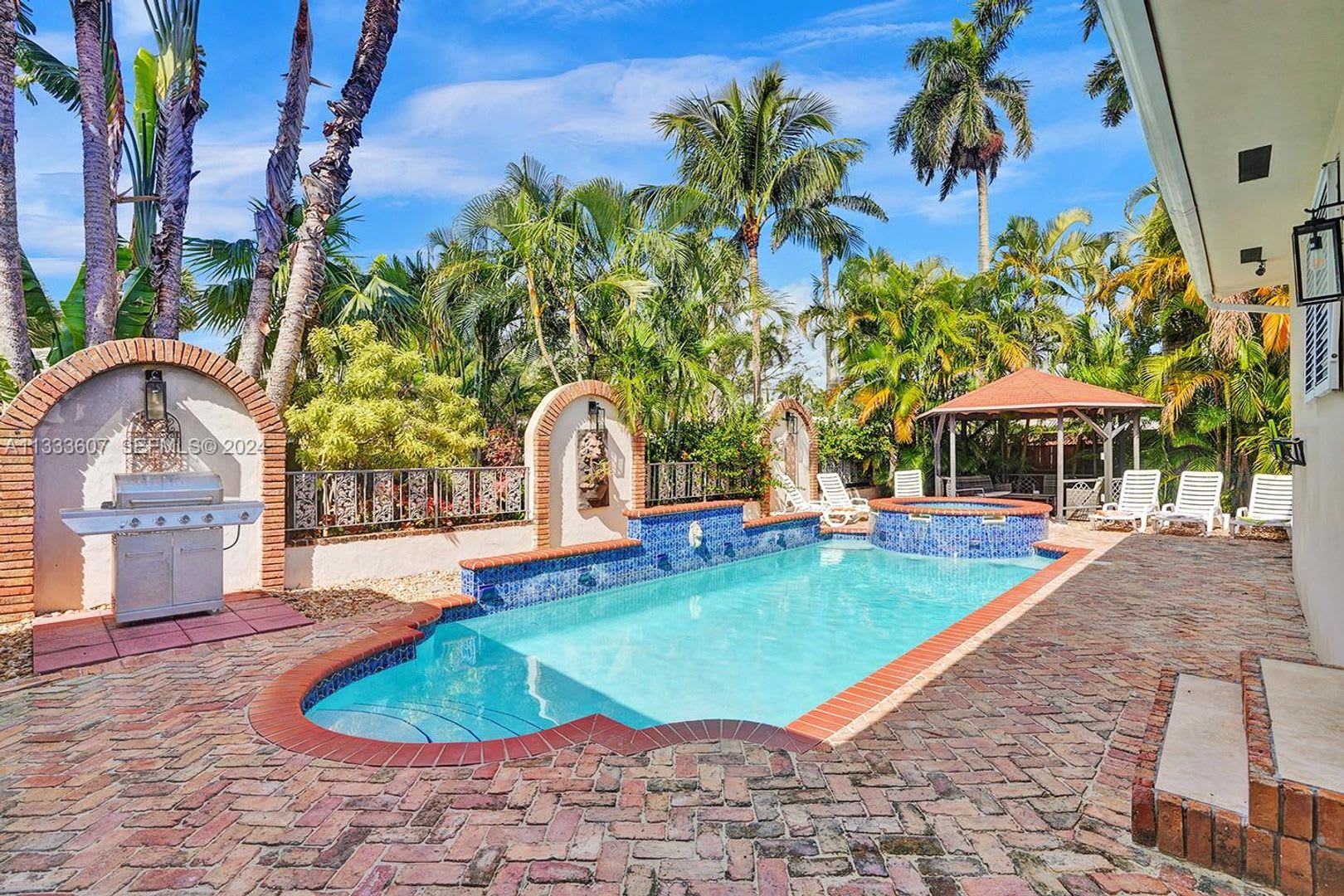 1049 N Southlake Drive, Hollywood, FL 33019 – photo 2