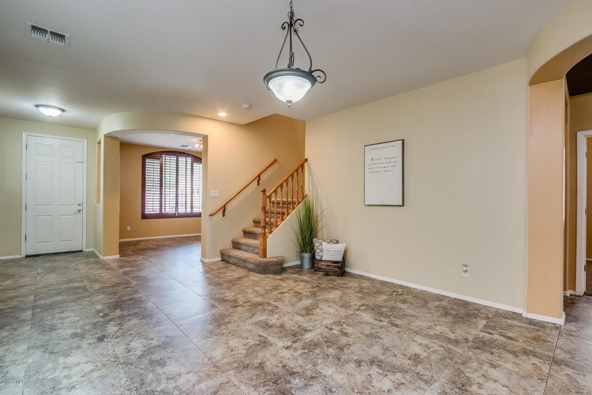 GREAT LOCATION! Fabulous move-in ready 5 bed /3 bath home in south Tempe – photo 4