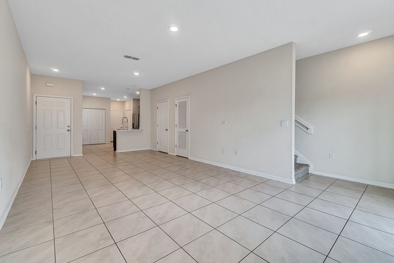 Stunning 3 Bed 2.5 Bath Townhouse! – photo 4