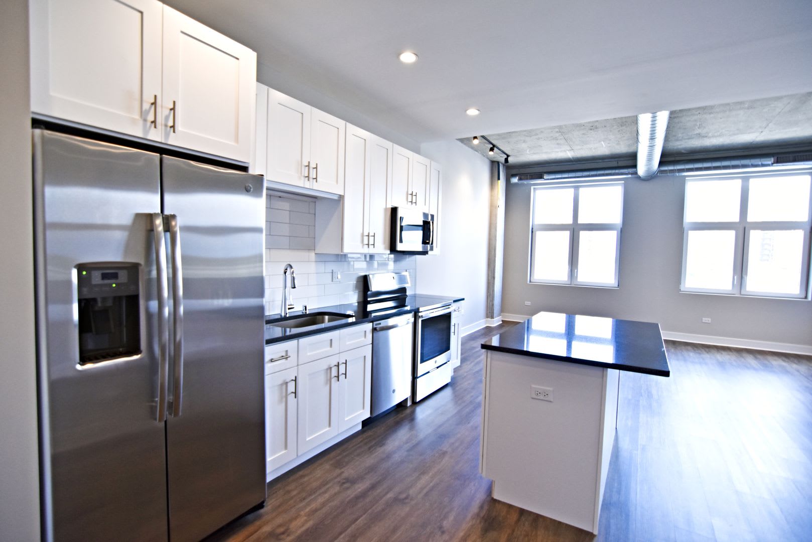 3833 N Broadway – photo 1