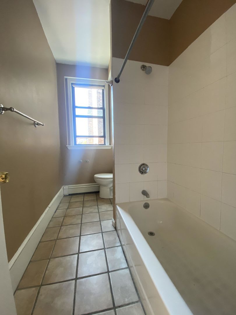 Large 4 Bed In Allston – photo 2