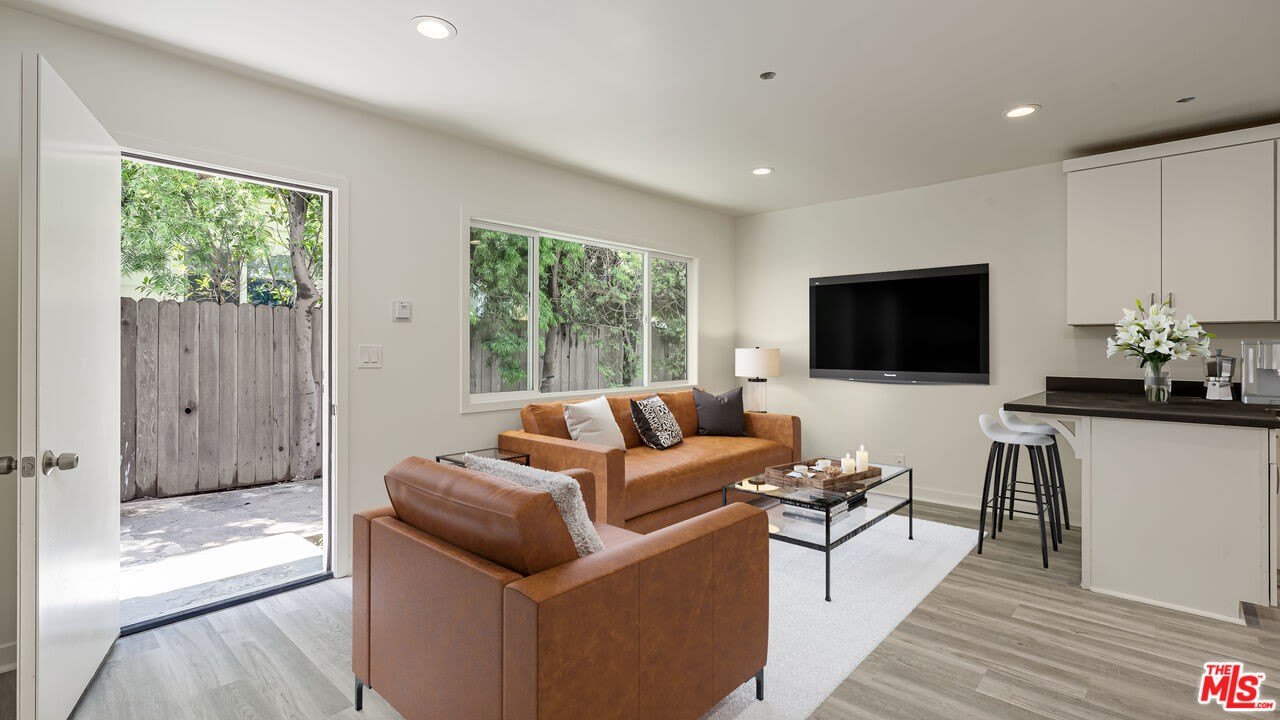 656 Indiana Ave – photo 3