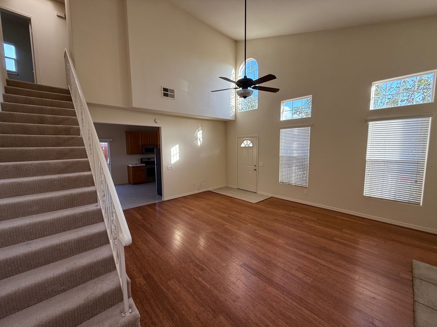Large 4 Bedroom 3 Bath House w/ 2 car garage – photo 3