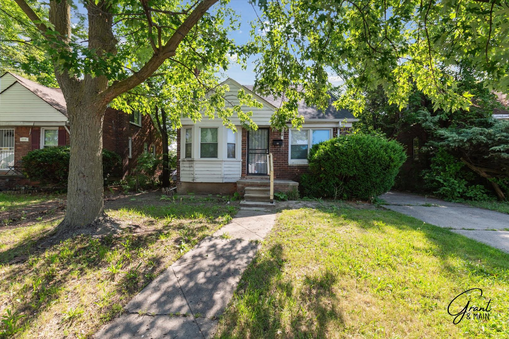 1200 3 Bedroom Bungalow – photo 1