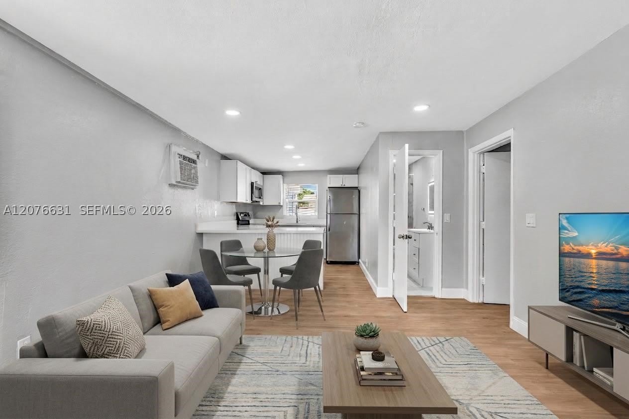 163 NW 40th St – photo 1