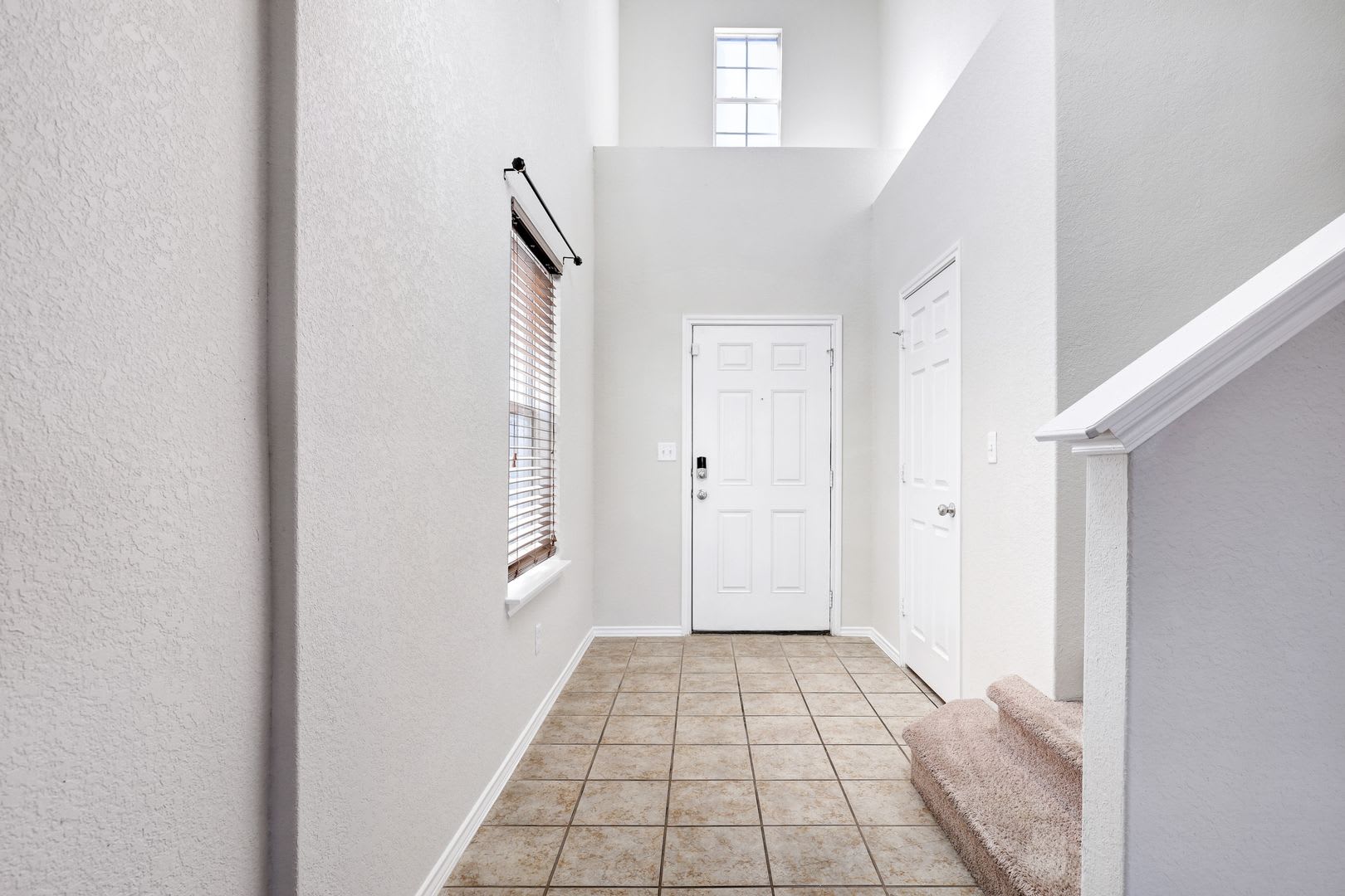 ***MOVE-IN SPECIAL: ONE WEEK FREE***Silver Oaks 4 Bedroom with Covered Patio & Large Living Space – photo 2