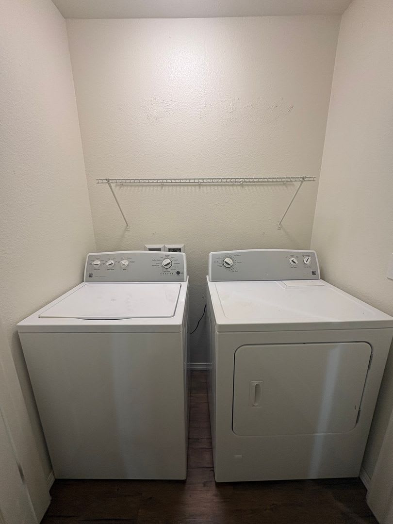 Tulare unit Near Shopping Center Available Now! – photo 3