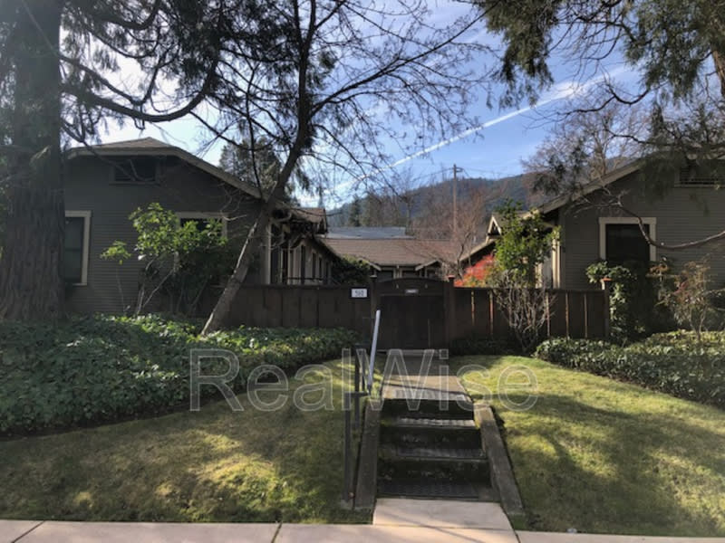 560 Siskiyou Blvd – photo 2