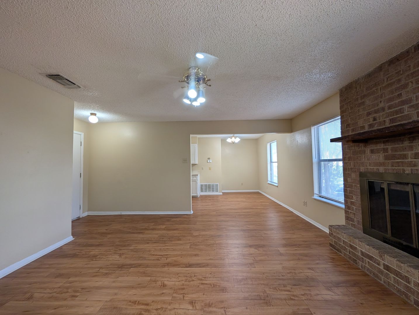 Walk To New Braunfels High School Water Included Deck Fireplace No Carpet Nbisd 2 Weeks Free Rent – photo 5