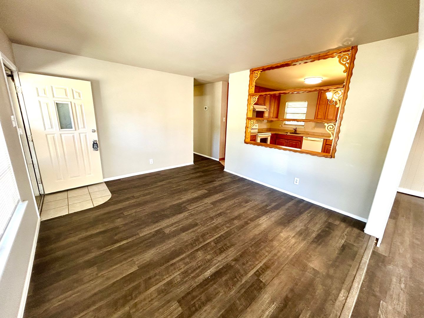 Cozy & Convenient – 3 Bedroom Home Near Shopping & Highways! – photo 5