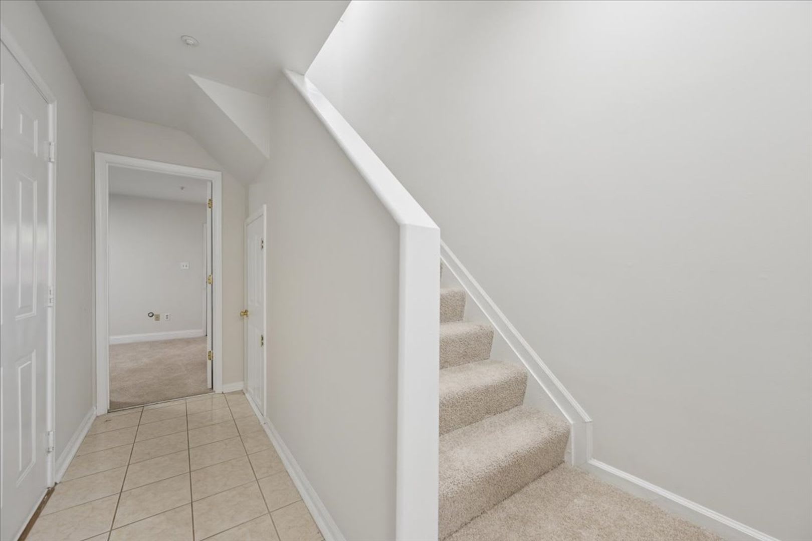 Garage Townhouse For Lease – photo 2