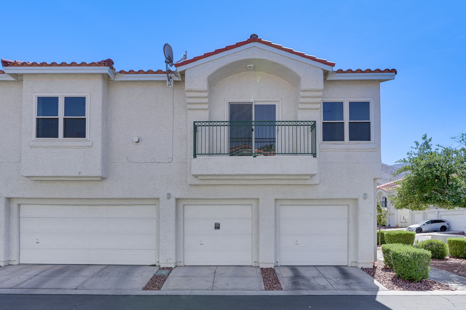 2 BED 2 BATH CONDO READY FOR MOVE IN! – photo 2