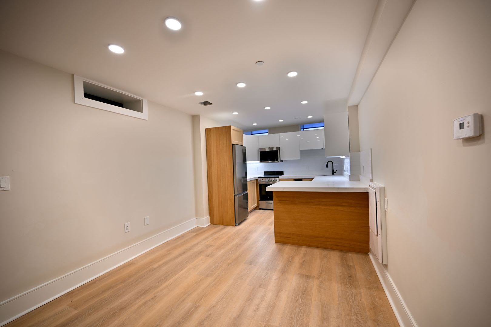 Bay Village 2 Bed – Prime Location w/ Laundry – photo 4