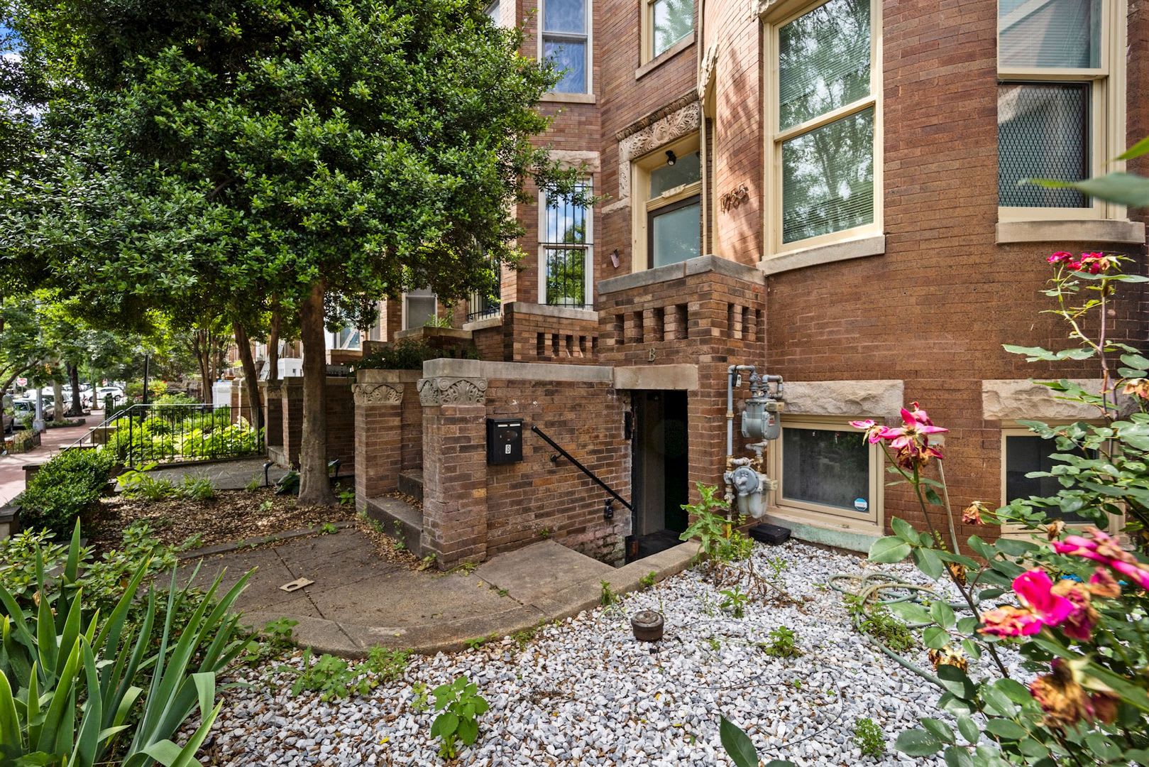Sunlit & Fully Updated 2BR/1BA Condo in the Heart of U Street Corridor – photo 2