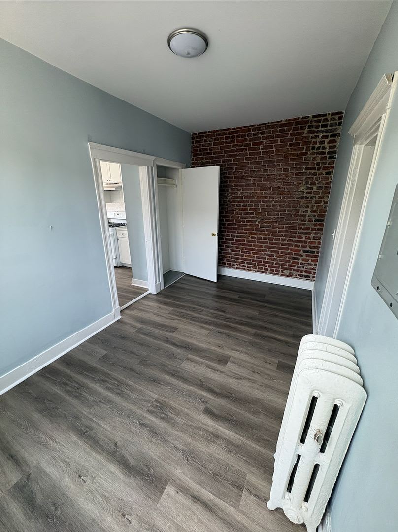 Beautiful 3 bed with in unit laundry and balcony GREAT DEAL for 9/1/26 – photo 2
