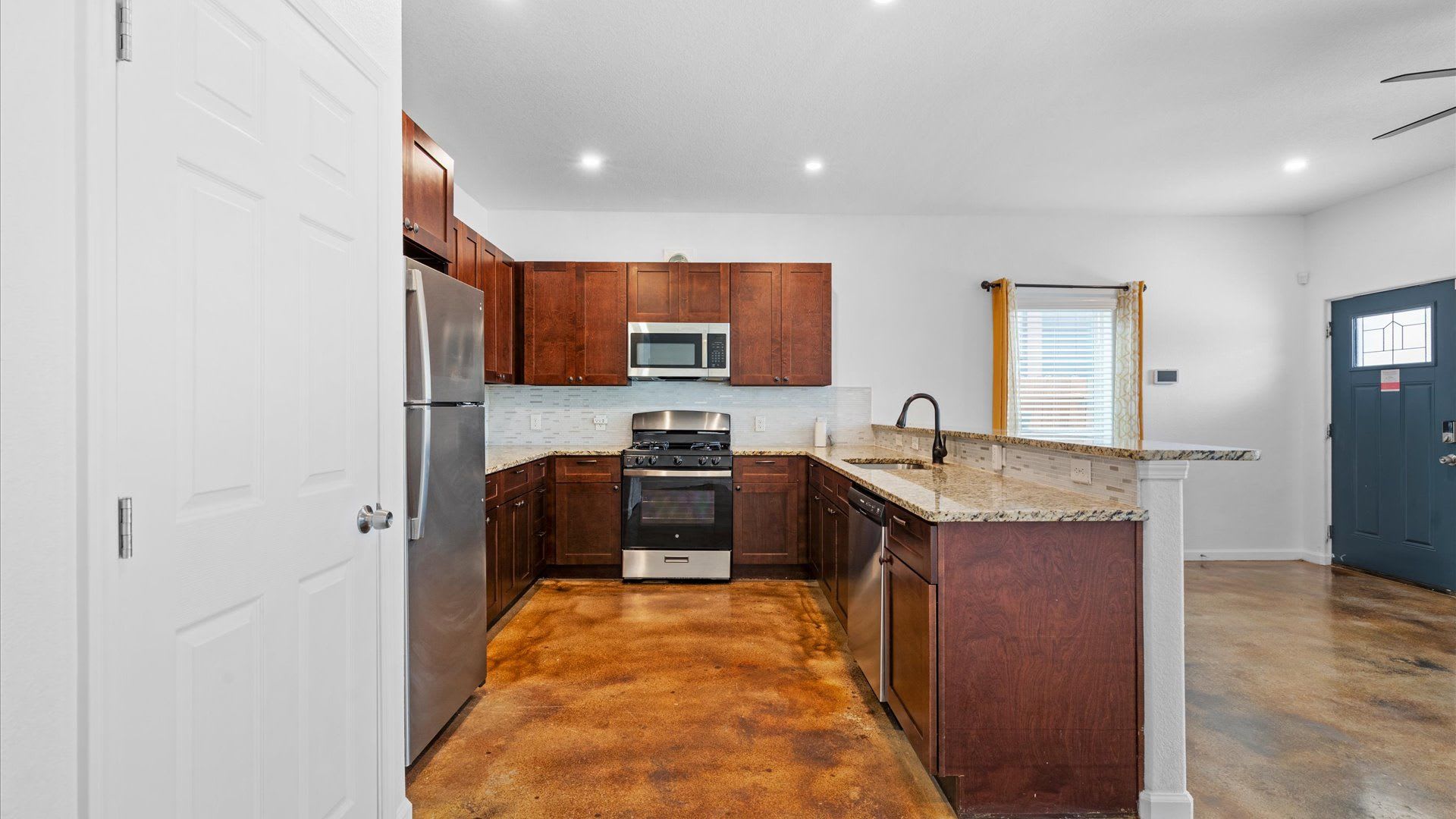 Modern Living Near Downtown San Antonio – photo 3