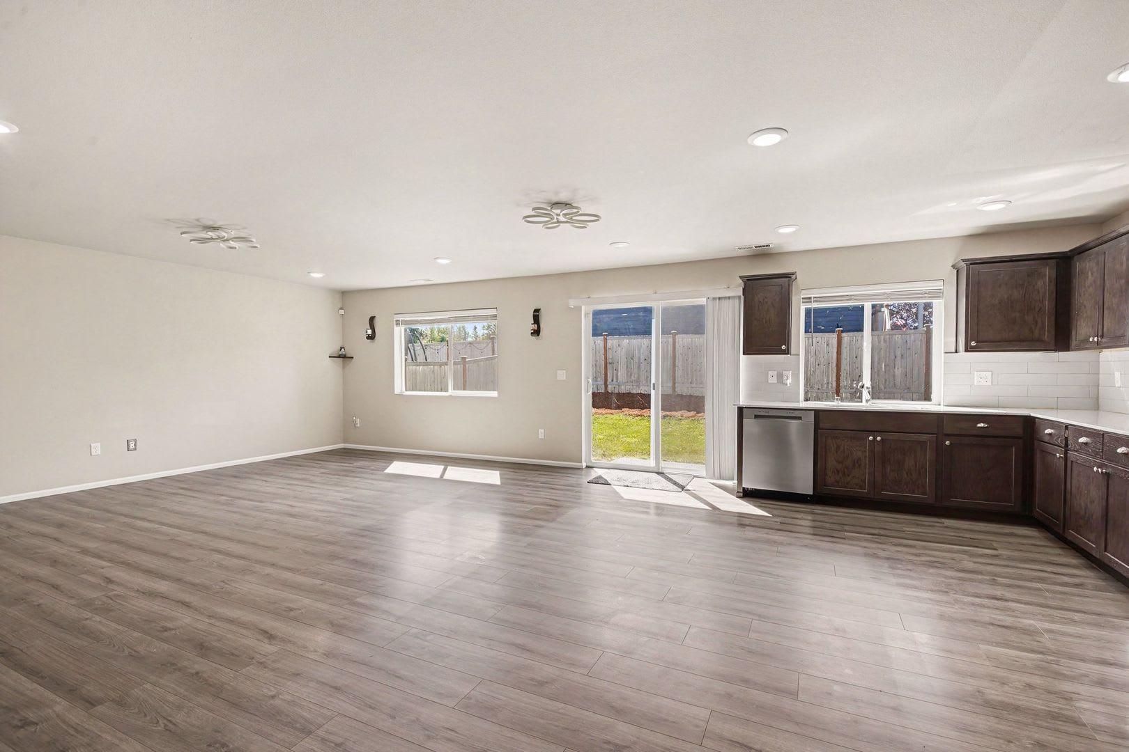 Spacious 5-Bedroom Home with Bonus Loft in Daisy Crossing! $3,100!! – photo 3