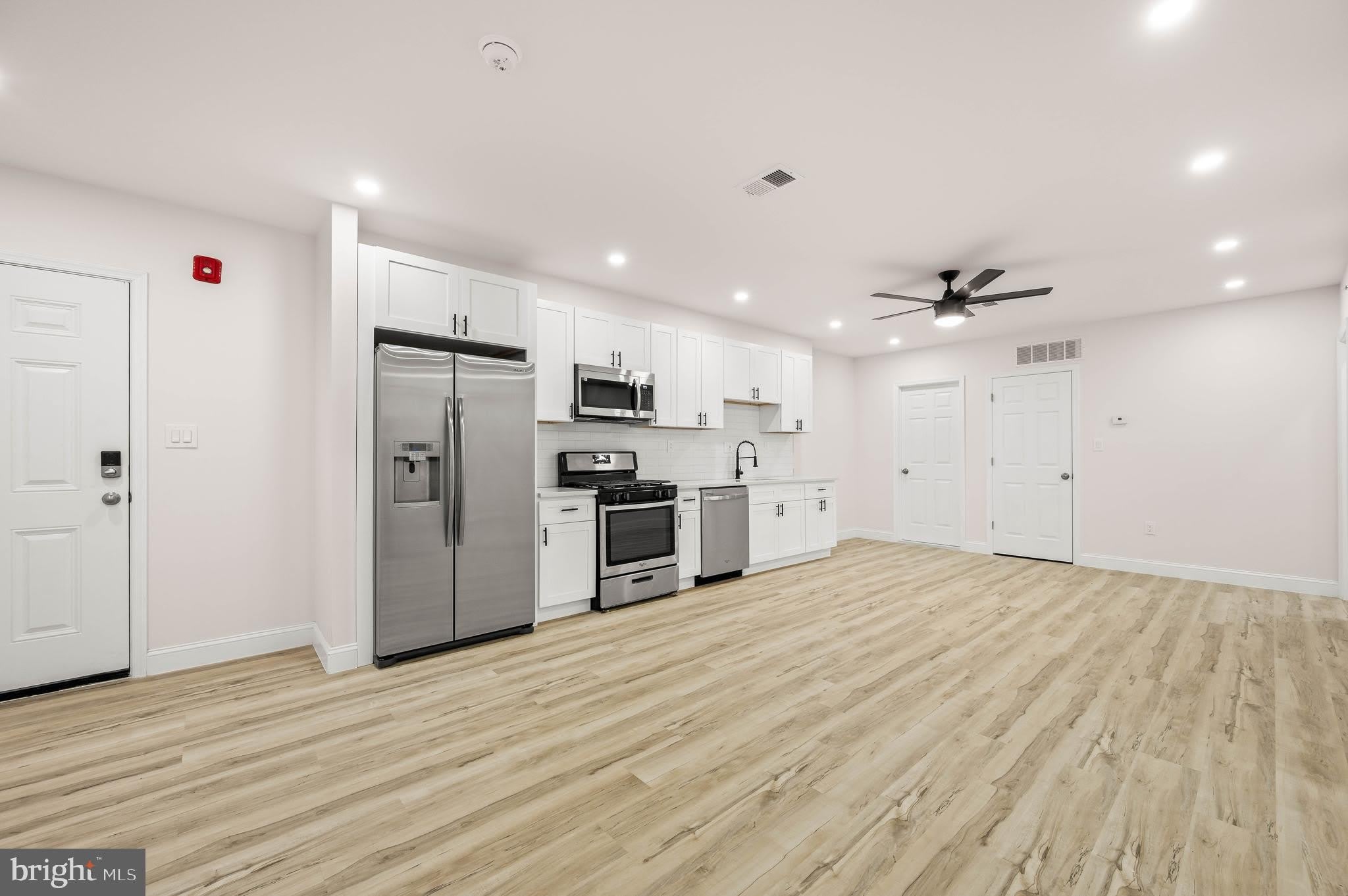 437 39 W Girard Avenue – photo 1