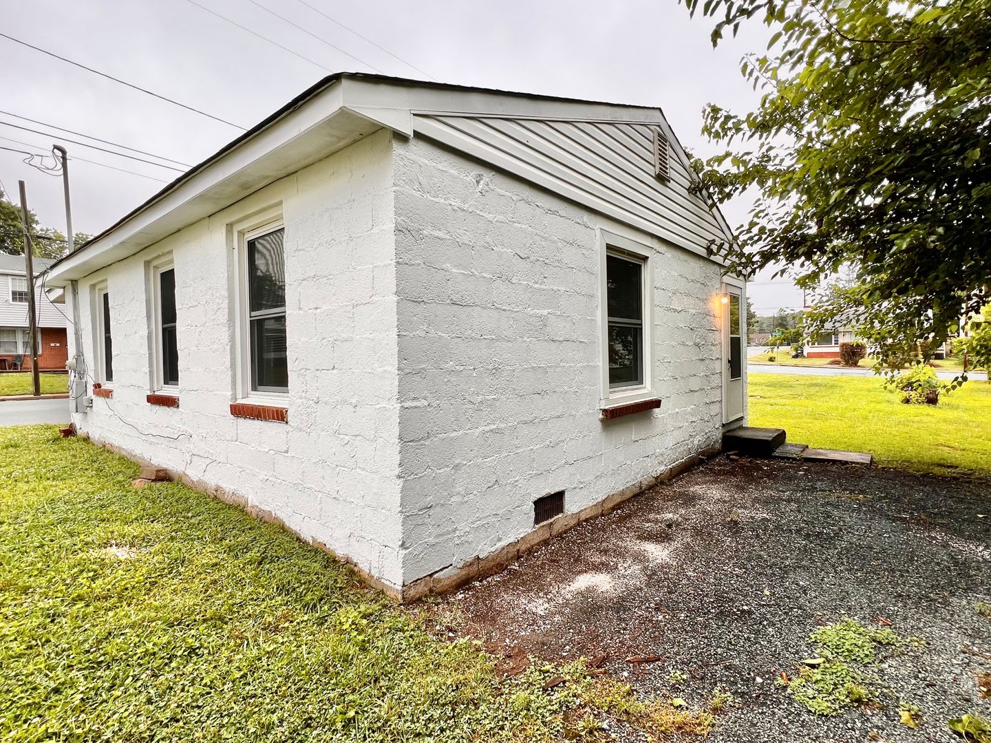 Newly Remodeled Cottage near downtown, walk to Kardinal Hall, Sticks & Health Food Store! – photo 4