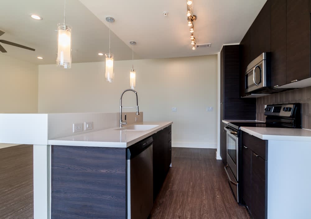 **THREE WEEKS FREE RENT!!** Stunning 2/2.5 multi-level Skybridge Lofts Condo near SOCO! – photo 3