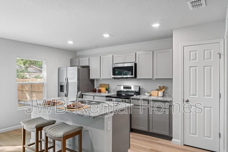 926 Kenmore St – photo 2
