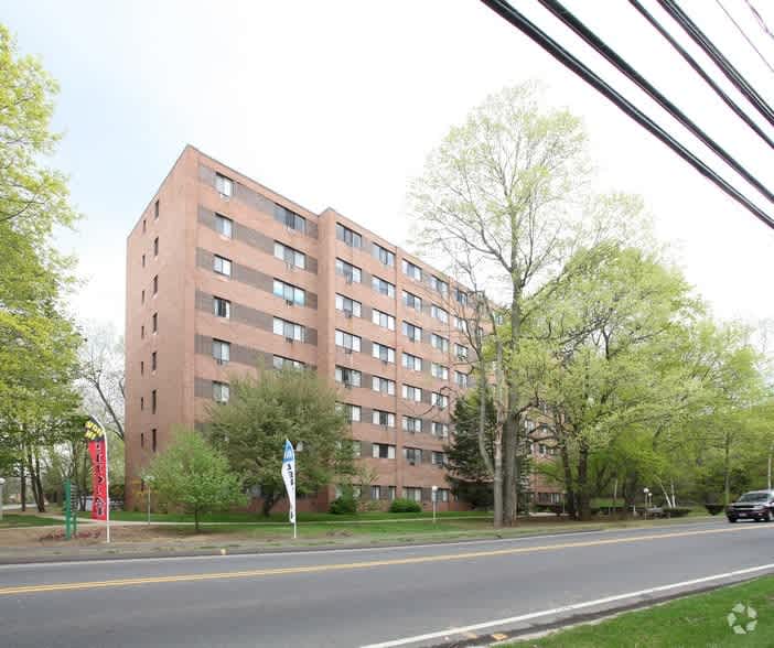 Senior Housing Newfield Stoneycrest Towers – photo 2