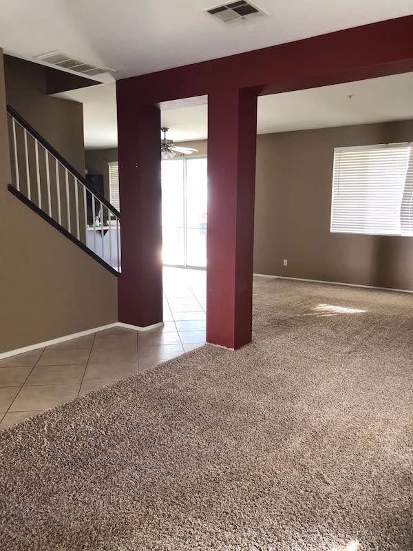 Gorgeously upgraded 4 bedroom home in Hunter's Ridge – photo 3