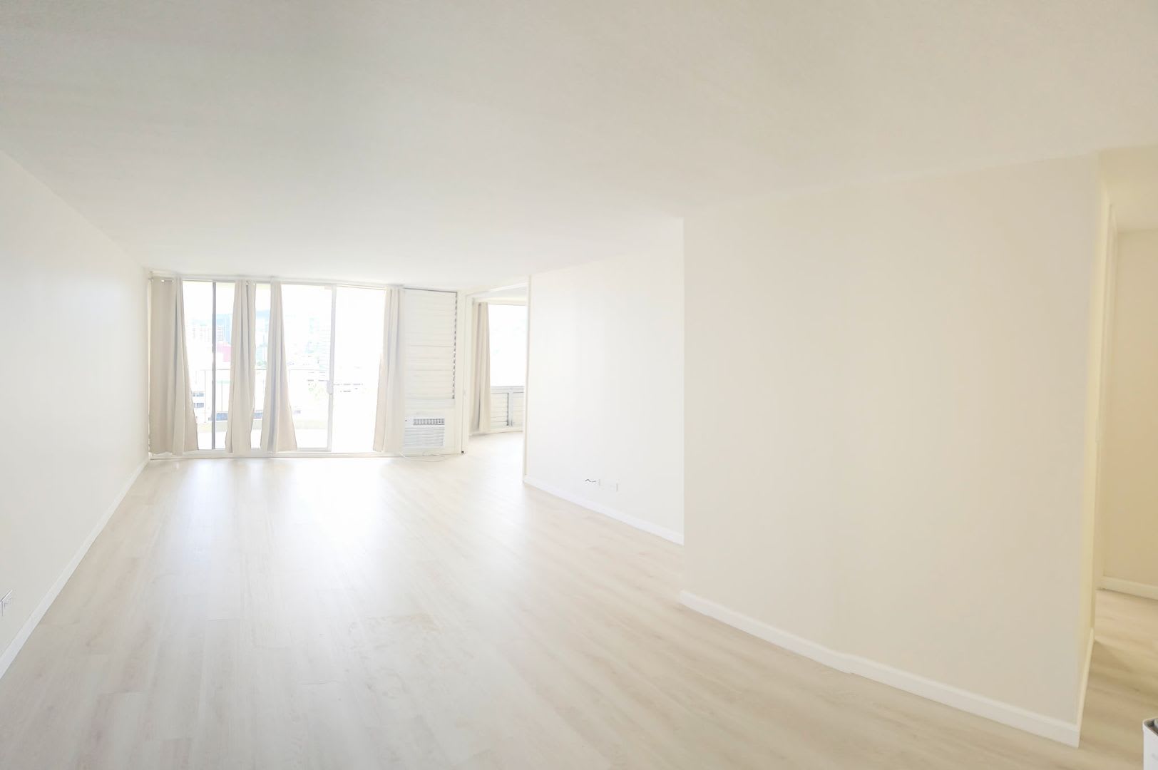 Stunning Newly Renovated 2BR/2BA Condo in Waikiki with Ocean & Mountain Views – photo 3