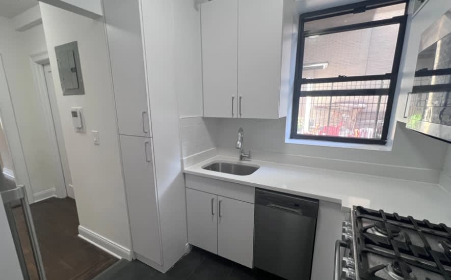 158 E 37th St – photo 2