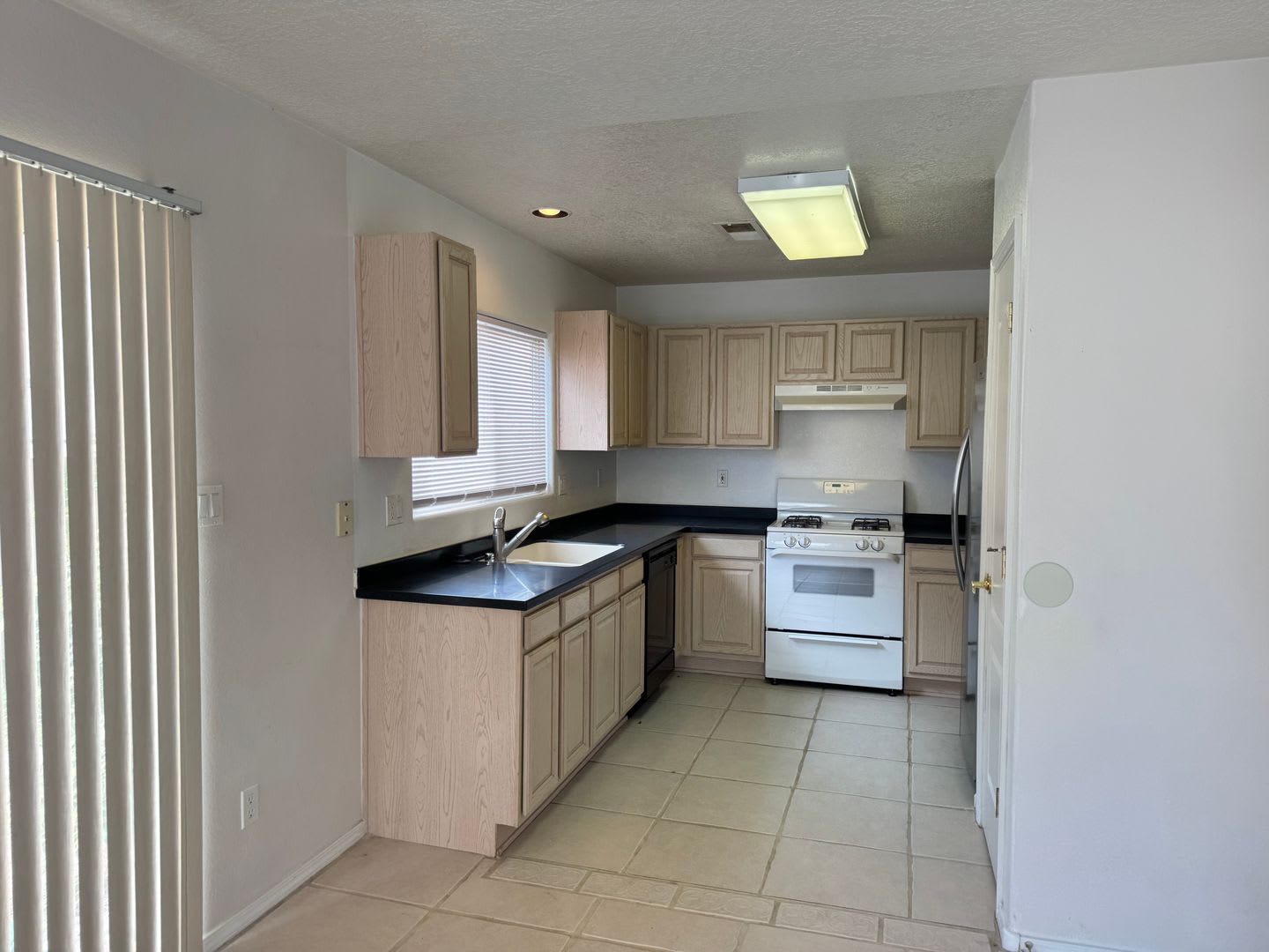 3 bedroom 2.5 bath in gated community – photo 5