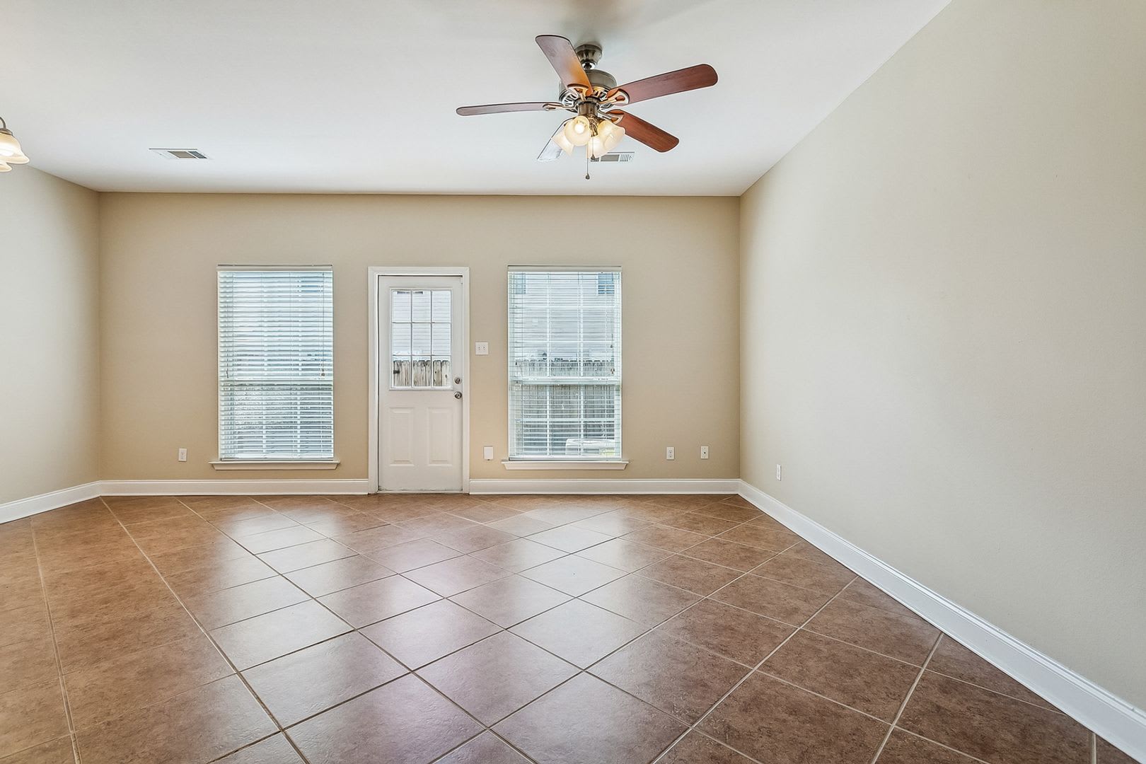 3Br 2 5Ba Townhome Garage Backyard Great Schools – photo 3