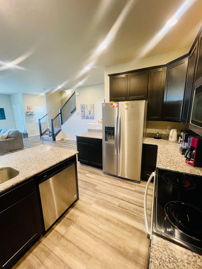 Gorgeous Townhome Move In Special – photo 2