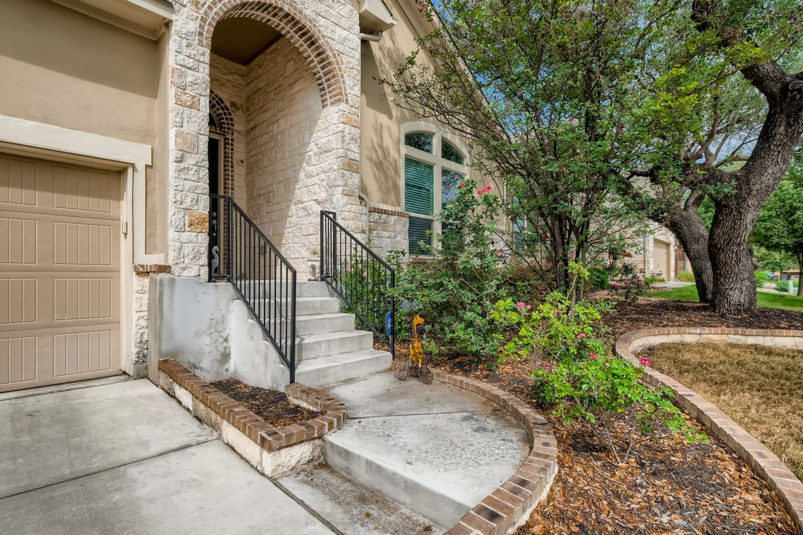 Stunning 4BR/3Bath 1-story luxury home in Alamo Ranch – photo 3