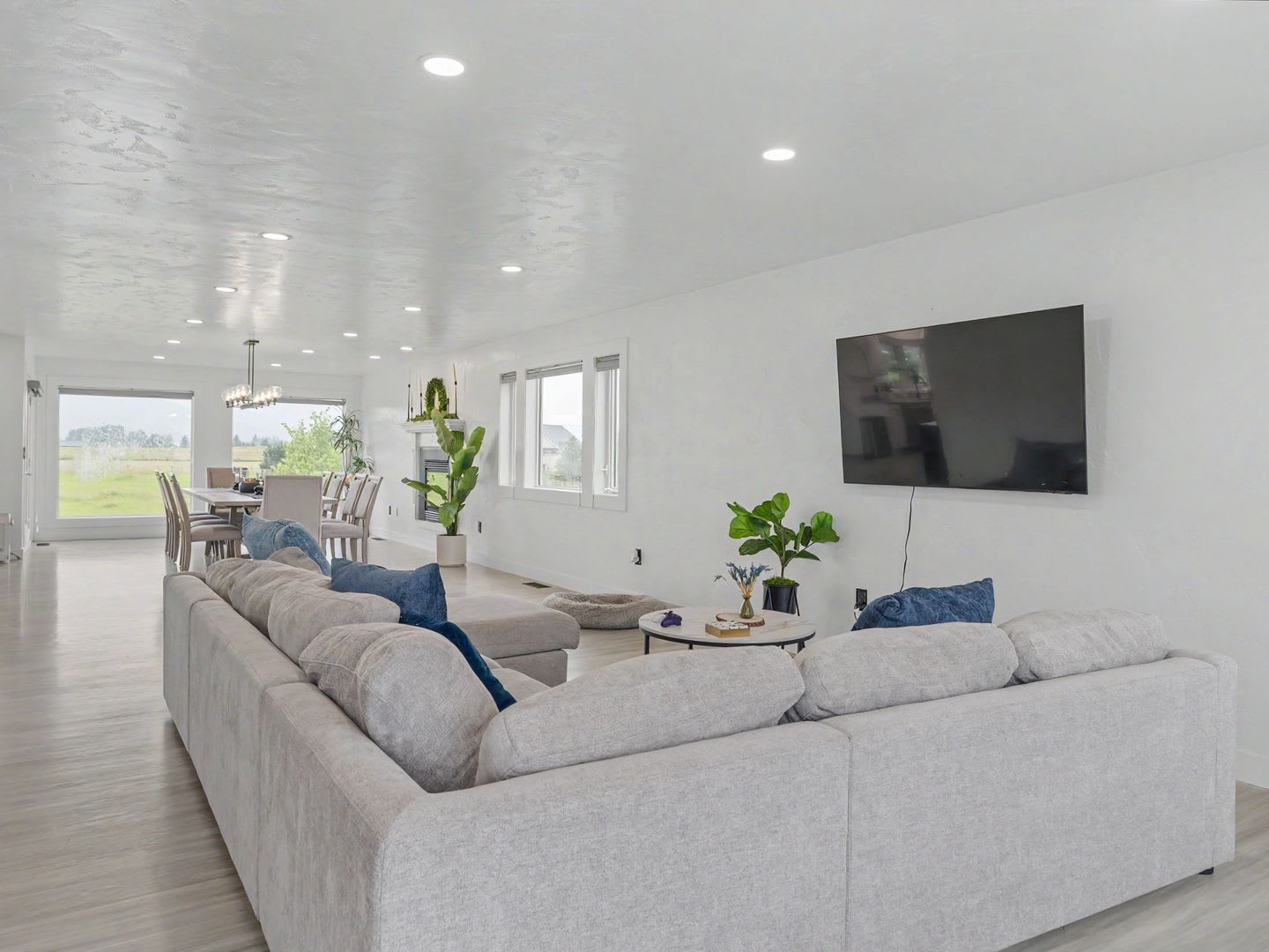 Spacious Furnished Home with Mountain Views and Room to Enjoy – photo 5
