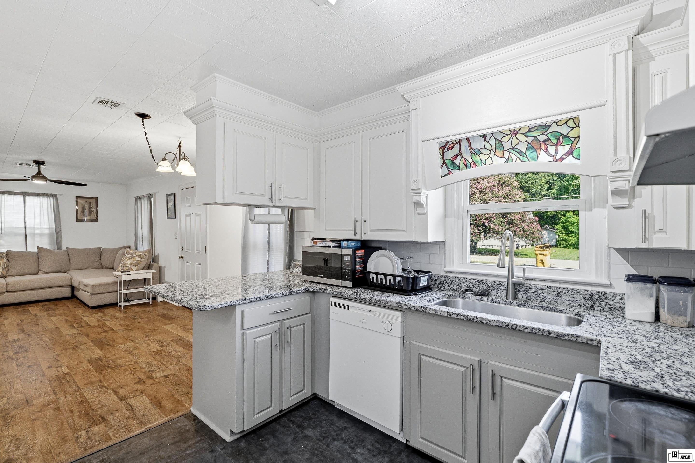 206 FRANCES AVENUE – photo 4